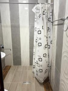 a shower curtain in a bathroom with a toilet at Rob Guest House in Garni