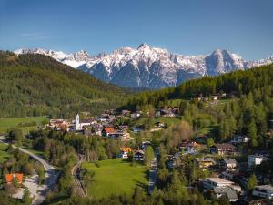 a town in a valley with mountains in the background at Appartement Weiskopf in Reith bei Seefeld