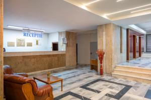 a lobby of a hotel with a reception desk at Hotel Sarmis in Deva