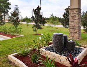 Aed väljaspool majutusasutust Scottish Inn & Suites - Conroe