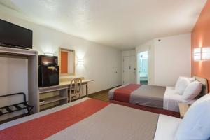 Katil atau katil-katil dalam bilik di Motel 6-Dale, IN