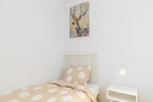 a bedroom with a bed and a picture on the wall at Calpe Bay Masnou 24 in Calpe