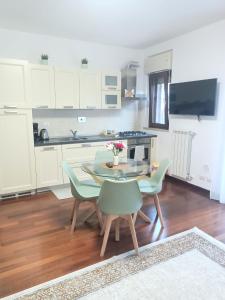 a kitchen with a table and chairs in a room at Cristine's House in Marino
