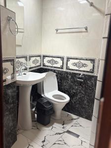 a bathroom with a toilet and a sink at Lucy Guest House in Garni