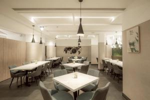 a restaurant with tables and chairs in a room at Feng-Chi Inn in Taitung City