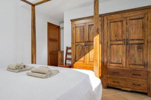 a bedroom with a bed with two towels on it at Bella Vista su tavolara 4 in Porto San Paolo