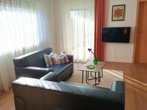 a living room with a couch and a tv at Ferienwohnung RoSi in Ebermannstadt