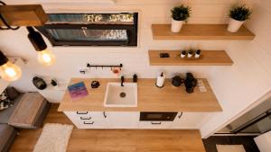 an overhead view of a kitchen in a tiny house at The Tiny House in Râşnov