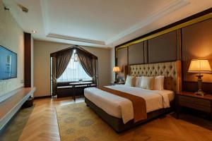a large bedroom with a large bed and a window at Al Meroz Hotel Bangkok - The Leading Halal Hotel in Bangkok