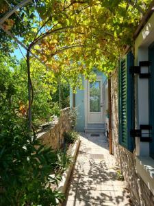a walkway leading to a door of a house at Οικοδέσπινα in Mytilene