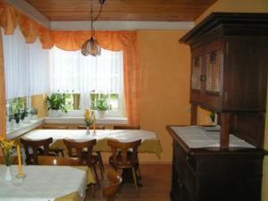 Gästehaus Heidehof في سولتو: مطبخ مع طاولة وكراسي ونافذة