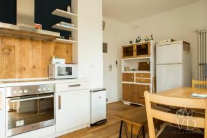 Een keuken of kitchenette bij Zimmerblick Villa Dohna
