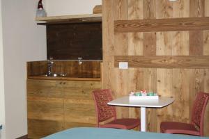Ein Tisch und Stühle in einem Raum mit Holzwänden in der Unterkunft La Brenva Morgex in Morgex