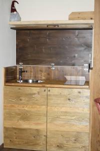 eine Küche mit Spüle und einem Holzschrank in der Unterkunft La Brenva Morgex in Morgex