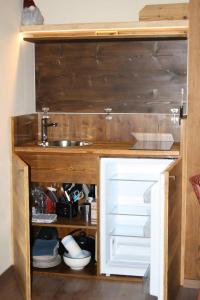 eine Küche mit Spüle und einem Schrank in der Unterkunft La Brenva Morgex in Morgex