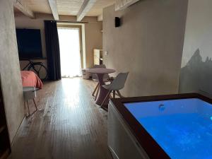 a room with a hot tub in the middle of a room at Lo Blan Morgex in Morgex