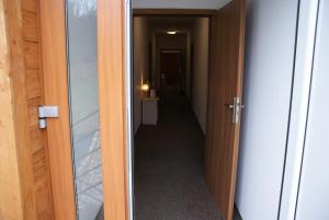 una puerta abierta a un pasillo con un pasillo que conduce a un baño en Gospodarstwo Kochańscy, en Stargard