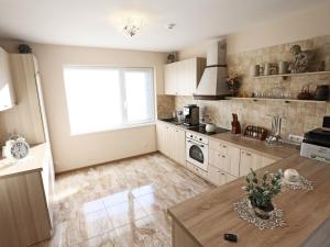 Η κουζίνα ή μικρή κουζίνα στο Juro Guest House