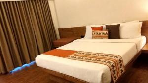 a bedroom with a large bed in a room at Hotel Aravali in Mount Ābu