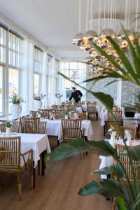 En restaurant eller et andet spisested på Hotel Troense + 51 billeder