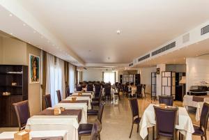 A restaurant or other place to eat at Catania International Airport Hotel