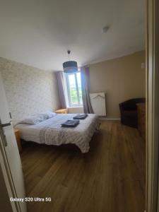 a bedroom with a bed and a window at Entre 2 Rives in Charly-sur-Marne +4 photos