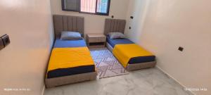 a room with two beds in a room with at Tata hausse in Tatta