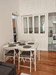 a white table and chairs in a living room at Hidden Gem Convenient & Spacious in Andros