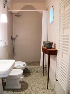 a bathroom with a toilet and a sink at Castello Sonnino in Montespertoli
