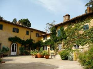 a building with plants on the side of it at Castello Sonnino in Montespertoli