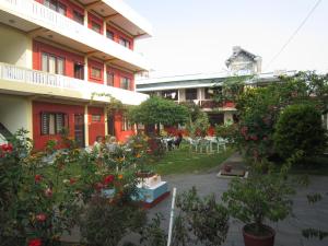 Taman di luar New Annapurna Guest House