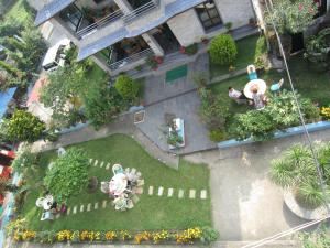Taman di luar New Annapurna Guest House