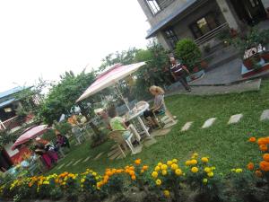 Taman di luar New Annapurna Guest House