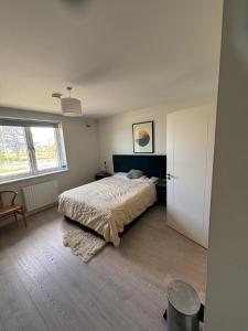 a bedroom with a bed and a window at En-suite Double Bedroom Adamstown in Lucan