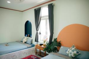 a room with two beds and a window at Gió Homestay and Coffee in Ấp Khánh Phước (1) +216 photos