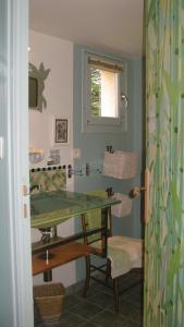 une salle de bains avec un lavabo et un miroir dans l'établissement La Sirène Endormie, à Penmarcʼh 24 autres photos