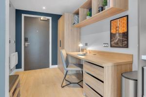 a home office with a desk and a chair at The Bonnie in Glasgow