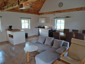 a living room with a couch and a kitchen at Ferienwohnung Landlust in Treuchtlingen
