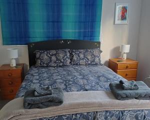a bedroom with a bed with towels on it at Amblers Rest Accomodation in Drury