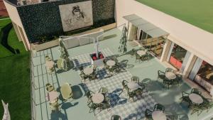an overhead view of a restaurant with tables and chairs at Medplaya Hotel Pez Espada in Torremolinos