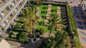 an overhead view of a courtyard with palm trees and a building at Medplaya Hotel Pez Espada in Torremolinos +65 photos