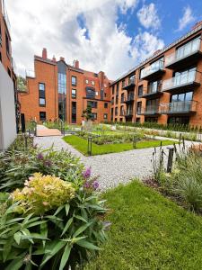 a garden in front of an apartment building at Justinrent PALATIUM 31 in Legnica