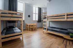 ein Zimmer mit zwei Etagenbetten und einem Tisch in der Unterkunft Purva3 in Valmiera
