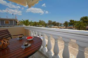 a balcony with a table and a bowl of fruit at Vista Mare I in Porto Heli