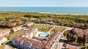 an aerial view of a building with a swimming pool at Appartamento Mango in Cavallino-Treporti