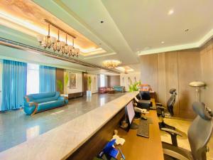 a lobby with a long counter with a computer on it at Royal palm hotel and resort in Niāl
