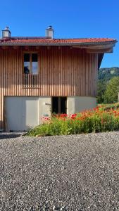 a building with a bunch of flowers in front of it at Refugium in Schwaigen