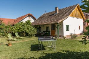 a ping pong table in front of a house at Hetedhét Vendégház in Mórahalom