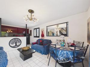a living room with a table and a couch at La Tranche-sur-Mer, maison pour 3 adultes-2 enfants in La Tranche-sur-Mer