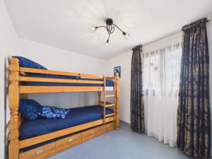 a bedroom with a bunk bed and a window at La Tranche-sur-Mer, maison pour 3 adultes-2 enfants in La Tranche-sur-Mer